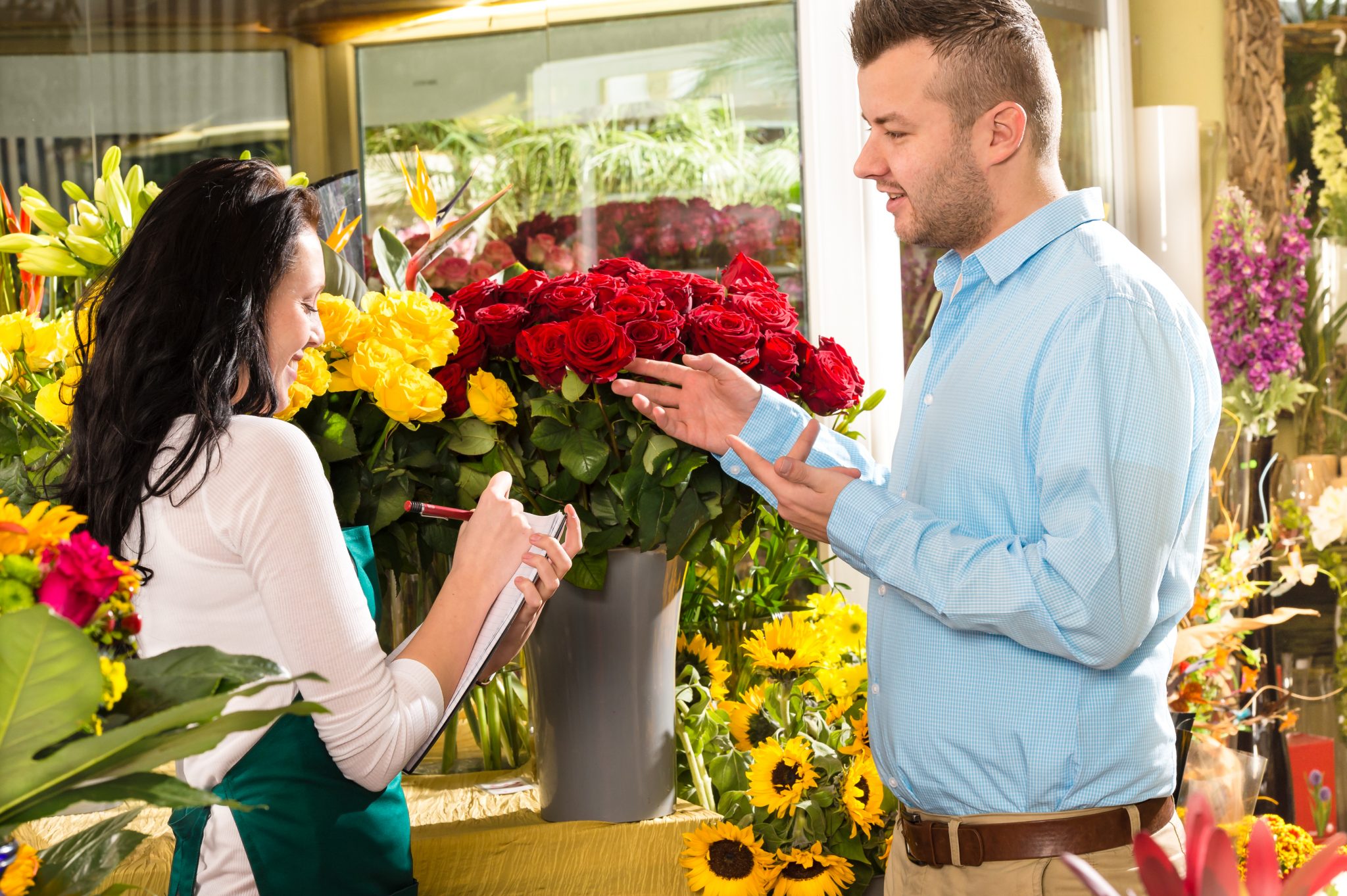 Цветочный магазин температура. Дарит цветы. Человек с букетом. Парень дарит цветы. Мужчина в цветочном магазине.