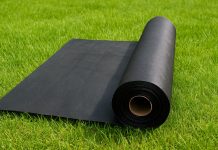 Пленка для газонов: когда она помогает, а когда мешает